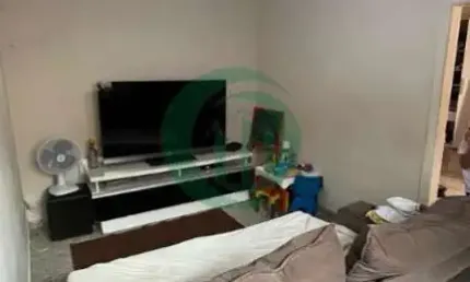 Um terreno plano, com casas antigas que trazem um charme especial