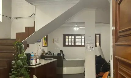 Casa comercial com 330 metros, anteriormente utilizada como escritório/clinica