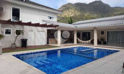 Raridade casa linear a venda condomínio Maramar ao lado Praia do Recreio.