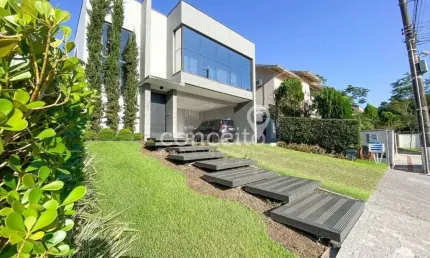 Casa mobiliada com 3 suítes e 2 vagas no golden park!
