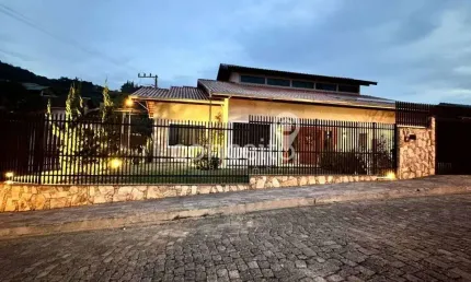 Casa mobiliada com 4 dormitórios 4 vagas no garcia!