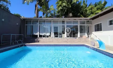 Casa Semimobiliada com 3 Dormitórios e Piscina na Velha!