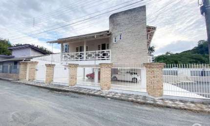 Casa 3 Dormitórios 6 Vagas em Final de Rua na Velha!
