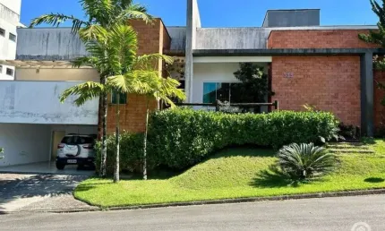 Casa Ampla com 3 Dormitórios e 2 Vagas no Salto Weissbach!