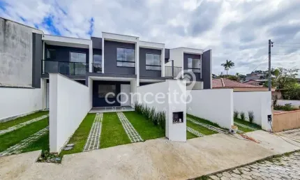 Sobrado com 3 Dormitórios e 2 Vagas na Velha Central!