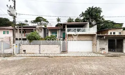 Casa semimobiliada com 3 dormitórios no salto do norte!