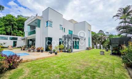 Casa com 3 Suítes Piscina e Amplo Terreno em Indaial!