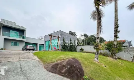Casa Semimobiliada com 3 Dormitórios na Ponta Aguda!