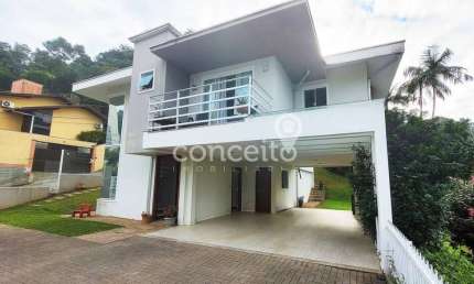 Casa Semimobiliada com 4 Dormitórios e 7 Vagas na Itoupava Seca!