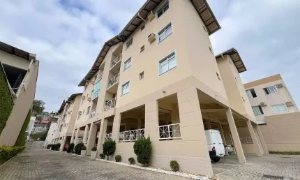Apartamento semimobiliado com 3 dormitórios na água verde!
