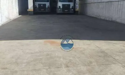 Galpão disponível para venda e locação no bairro Macuco, em Santos.