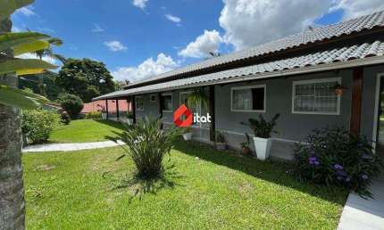 Casa com 4 quartos, sendo 1 suite e demais dependências, com área de festa com churrasqueira, fogão a lenha, piscina e campinho de futebol.