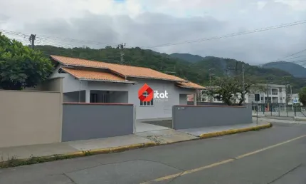 Casa bem localizada com 2 quartos e com terreno de 375,75 m²