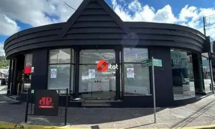 Sala Comercial de Esquina no Centro de Jaraguá – Excelente Visibilidade e Localização Privilegiada