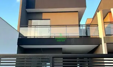 Excelente residência de 3 dormitórios, sendo 1 suíte, wc social, wc externo,  varanda, toda em porcelanato, garagem p/dois carros.