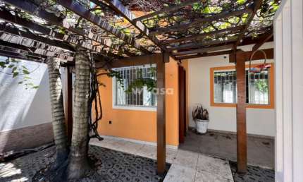 Casa à Venda em Colina de Laranjeiras - 200m², 3 Dormitórios