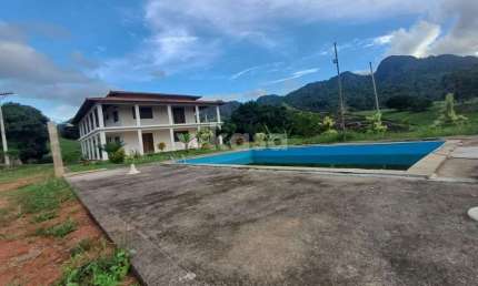 Chácara com 4 quartos, piscina e lagoa em Serra Sede