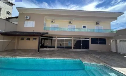 Casa para Venda em Cachoeira Paulista, Parque Primavera, 4 dormitórios, 4 suítes, 3 banheiros, 4 vagas