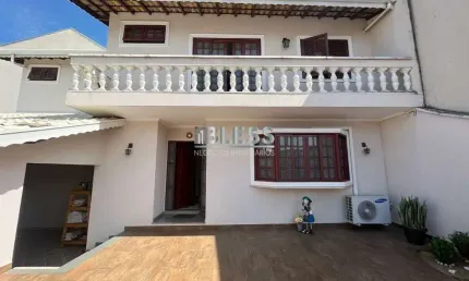 Casa de rua à venda no bairro vila galvão - jundiaí, próximo ao maxi shopping! 3 dormitórios, sendo 1 suíte, cozinha planejada, sacada e 2 vagas