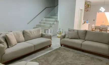 Casa com 3 Quartos e 3 banheiros à Venda, 203 m² por R$ 978.000.  CA03136