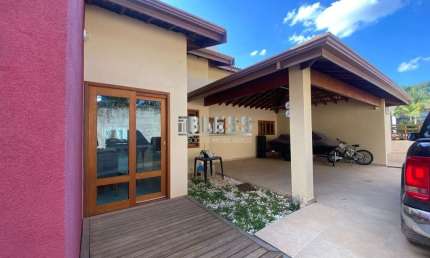 Casa de luxo em condomínio à venda em Jundiaí-SP, no bairro Vivenda, com 3 quartos, 1 suíte, 2 salas, 6 banheiros, 6 vagas de garagem e 350m² de área.
