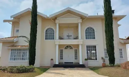 Casa em estilo Neoclássico, com vista para Montanha com 5 dormitórios