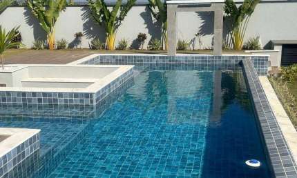 Casa Térrea com 4 suítes e Piscina Condomínio Jardins do Golfe