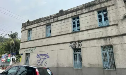 Casa de 2 Pavimentos com 242 m², Vista para o Mar e Loja Comercial - Próximo à Via Gastronômica de São José