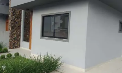Casa geminada nova com 3 dormitórios (1 suíte), ofurô e pátio privativo – 97 m² em local tranquilo próximo à natureza