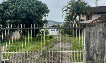 Casa com 03 dormitórios, 01 suite  e 01 vagas de garagem.