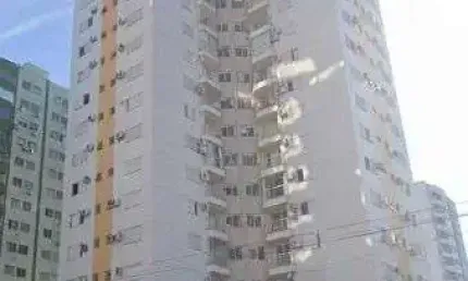 Apartamento com 02 dormitórios, sala, cozinha, banheiro e garagem.