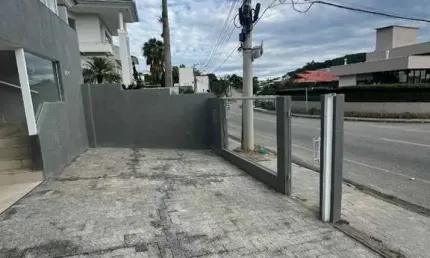 Casa com Piscina e Salão de Festas Mobiliado à Venda - 3 Dormitórios na Pedra Branca, Palhoça