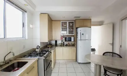 Cobertura exclusiva de 348 m² com piscina privativa, vista para o mar e 4 vagas de garagem