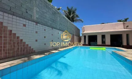 Ampla residencia na praia da enseada com piscina e churrasqueira