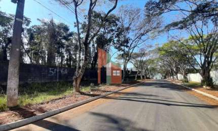 Terreno de 980m² no loteamento Vale das Flores em Atibaia
