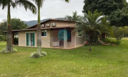 Ocean vende: Itaipuaçu, Sítio c/ 2 casas. principal: 2quartos, (1suite), área gourmet , laguinho