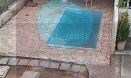 Ocean vende: casa com 2 pavimentos e suíte desintegrada localizada ao fundo do imóvel piscina