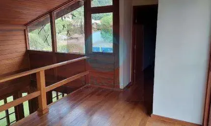 Ocean vende:  Casa de 2 andares, com duas suítes com closet grande, banheiro principal com banheira