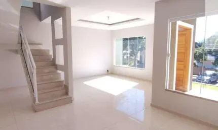 Ocean vende:  Maricá, Condomínio, casa 4 quartos(1suíte), sacada, armários, próximo ao Centro.