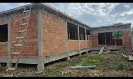 Ocean vende:  Itaipuaçu, casa inacabada, 3 quartos ,sendo 1suíte, murado, escritura, só a vista.