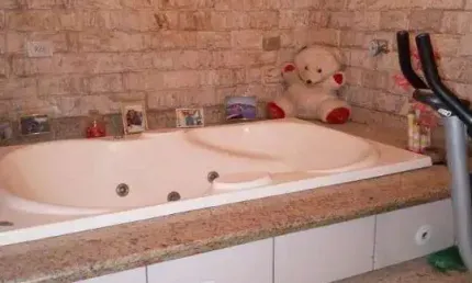 Ocean vende:  Itaipuaçu, casa 4suítes, hidromassagem, closet, piscina, só a vista, permuta ate 200k