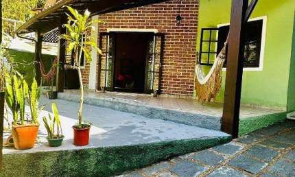 Ocean vende: Pendotiba, Casa 4 quartos, sendo 2 suítes, área serviço, armários cozinha e quarto.