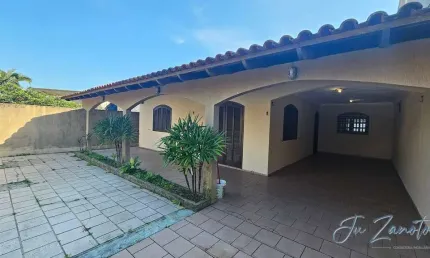 Casa Térrea há 350 m do mar com espaço para Piscina