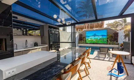 Luxo beira-mar triplex completamente mobiliado e decorado com piscina