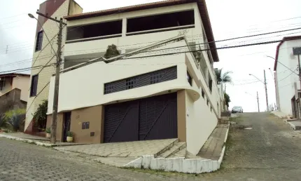 Casa à venda na Rua Fausto Perim, Grã-Duquesa, Governador Valadares