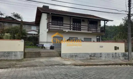 Sobrado à venda no bairro Floresta, com  210 m2 de área Útil contendo duas amplas salas comercial no térreo  Joinville, SC