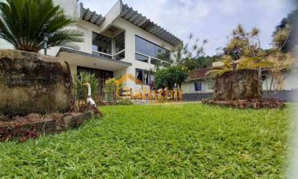 Casa com 3 suítes e 1 dormitório, 520 metros quadrados de área útil,  à venda na região central de Joinville