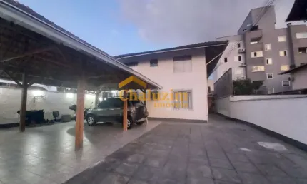 Apartamento com 2 dormitórios à venda no bairro Iririú, zona Norte de Joinville (SC)