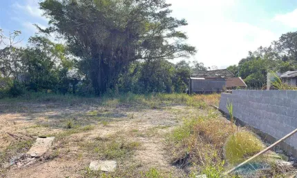 Terreno de frente para o asfalto, à venda, 187,5 m² (7,5x30,10), com entrada de r$12.480,00 – balneário rosa dos ventos - itapoá/sc.