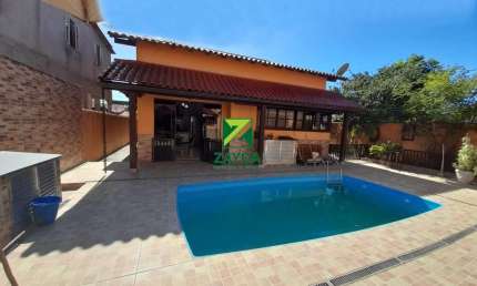 Casa à venda em Casimiro de Abreu-RJ, bairro Vila Campo Alegre - Barra de São João: 4 quartos, 3 suítes, 2 salas, 5 banheiros, 1 vaga, 132m².